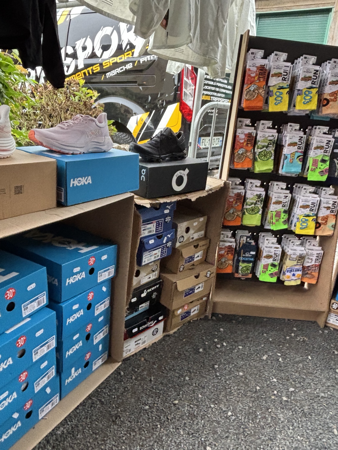Chaussures et chaussettes techniques sur le stand Tripp Sport