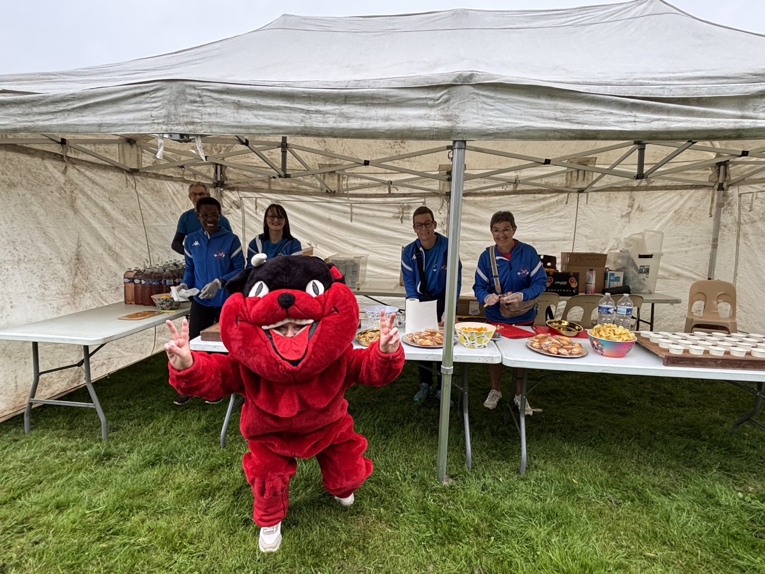 Bénévoles et mascotte du Trèfle du Diable à Valhuon