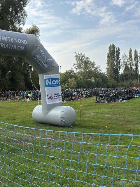 Arco y zona de bicicletas en Just Tri Rieulay 2026