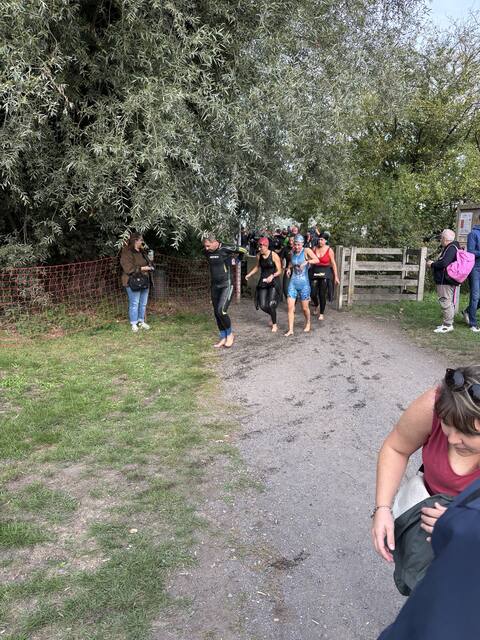 Triatletas saliendo del agua en Just Tri Rieulay