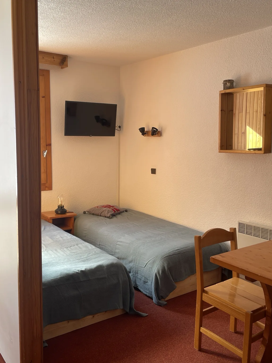 La pièce de vie et les lits simples de notre appartement à Valmorel