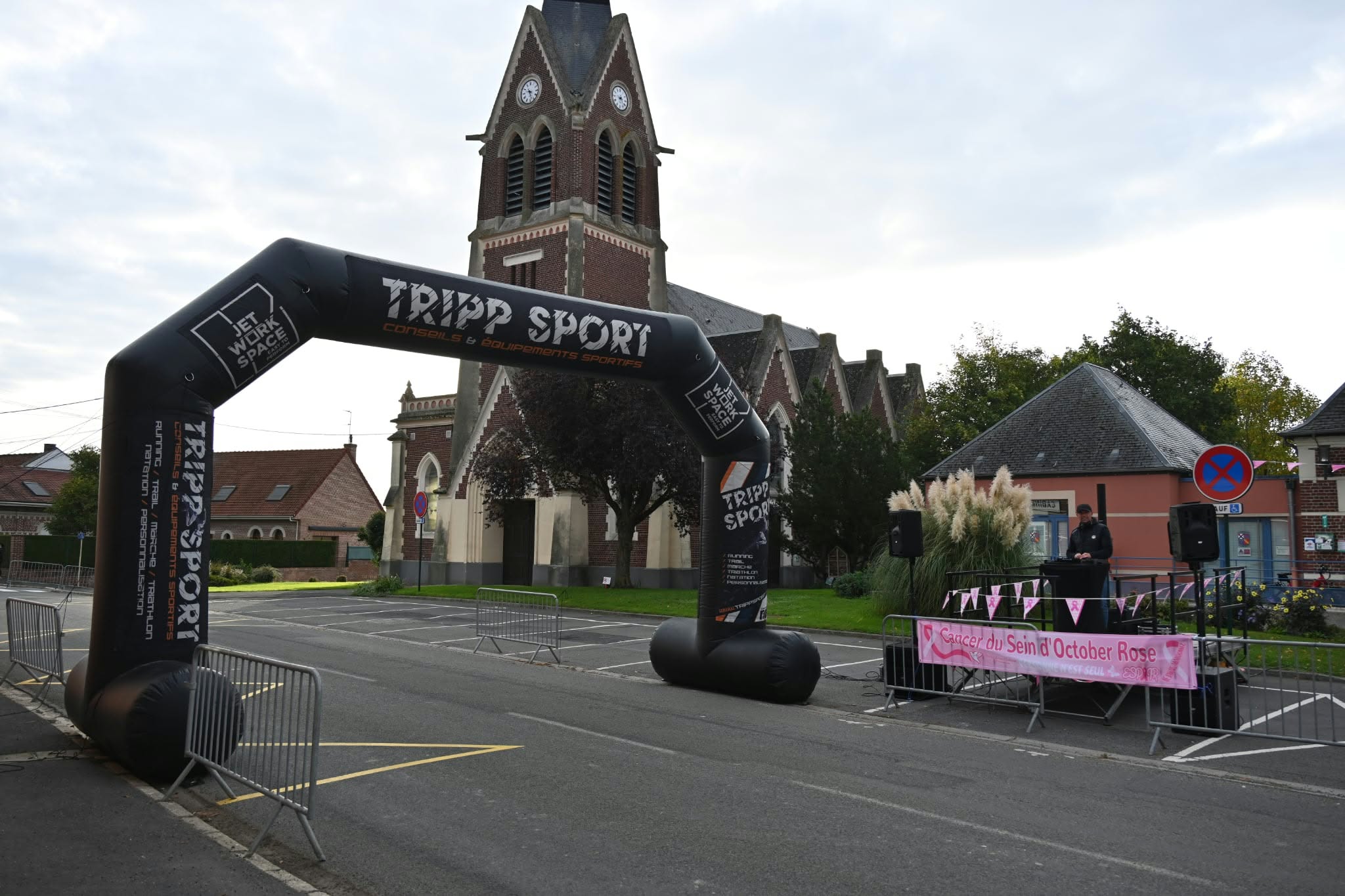 Der aufblasbare TRIPP SPORT Torbogen vor der Kirche von Fampoux beim Color Pink Run.