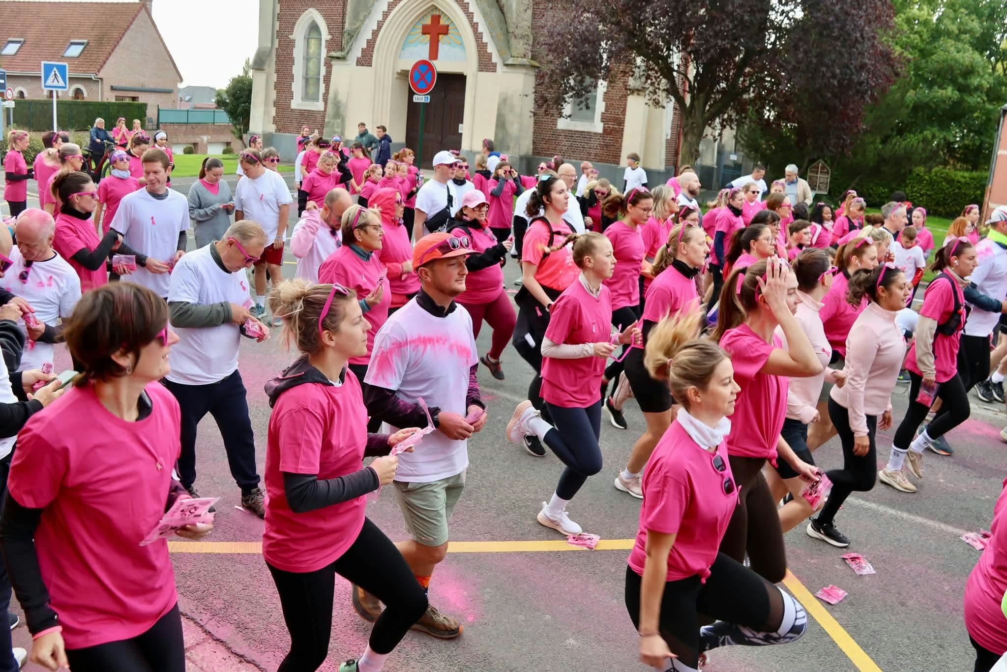 Teilnehmende vor der Kirche beim Color Pink Run in Fampoux.
